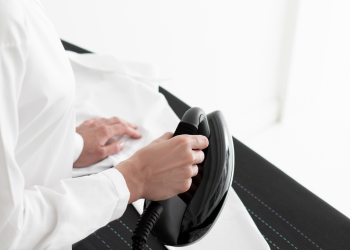 Så ångstryker du en skjorta på två minuter